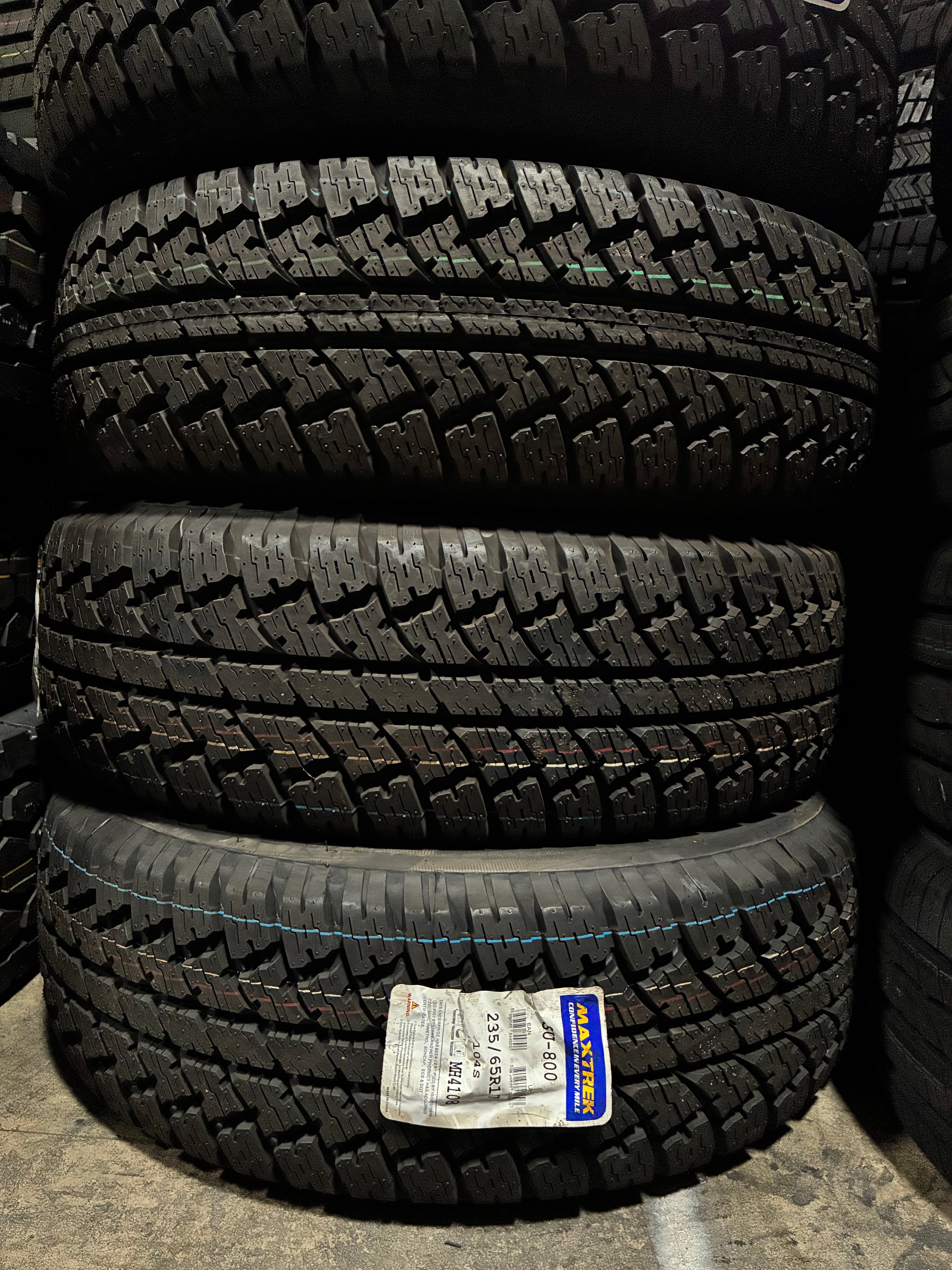104S SU-800 235/65R17 MAXTREK