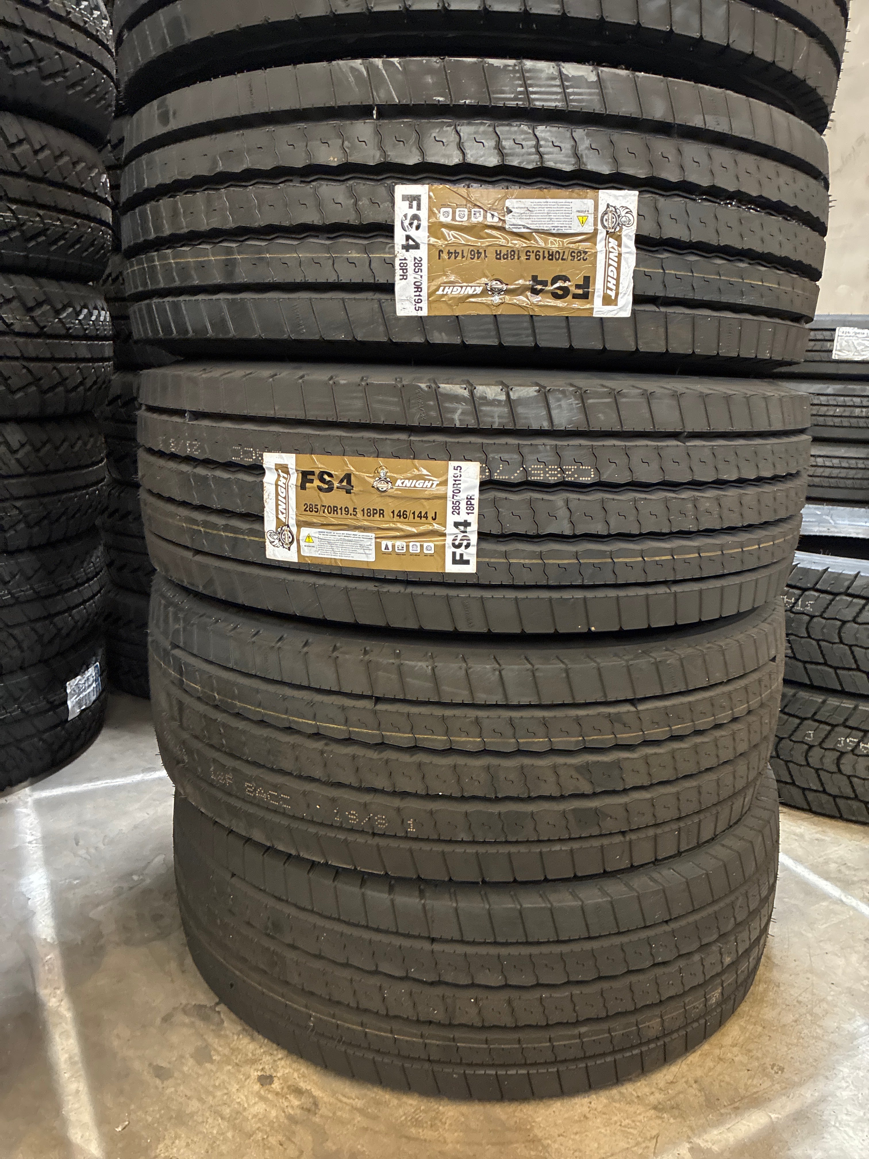 285/70R19.5 KNIGHT FS4 18pr