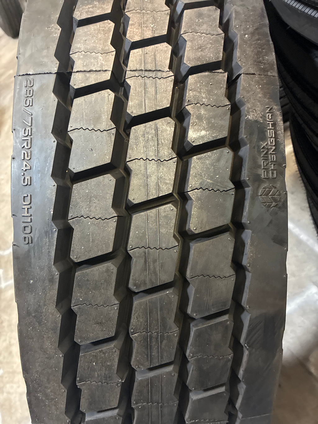 285/75R24.5 Closed Shoulder Drive Prinx DH106 14PLY