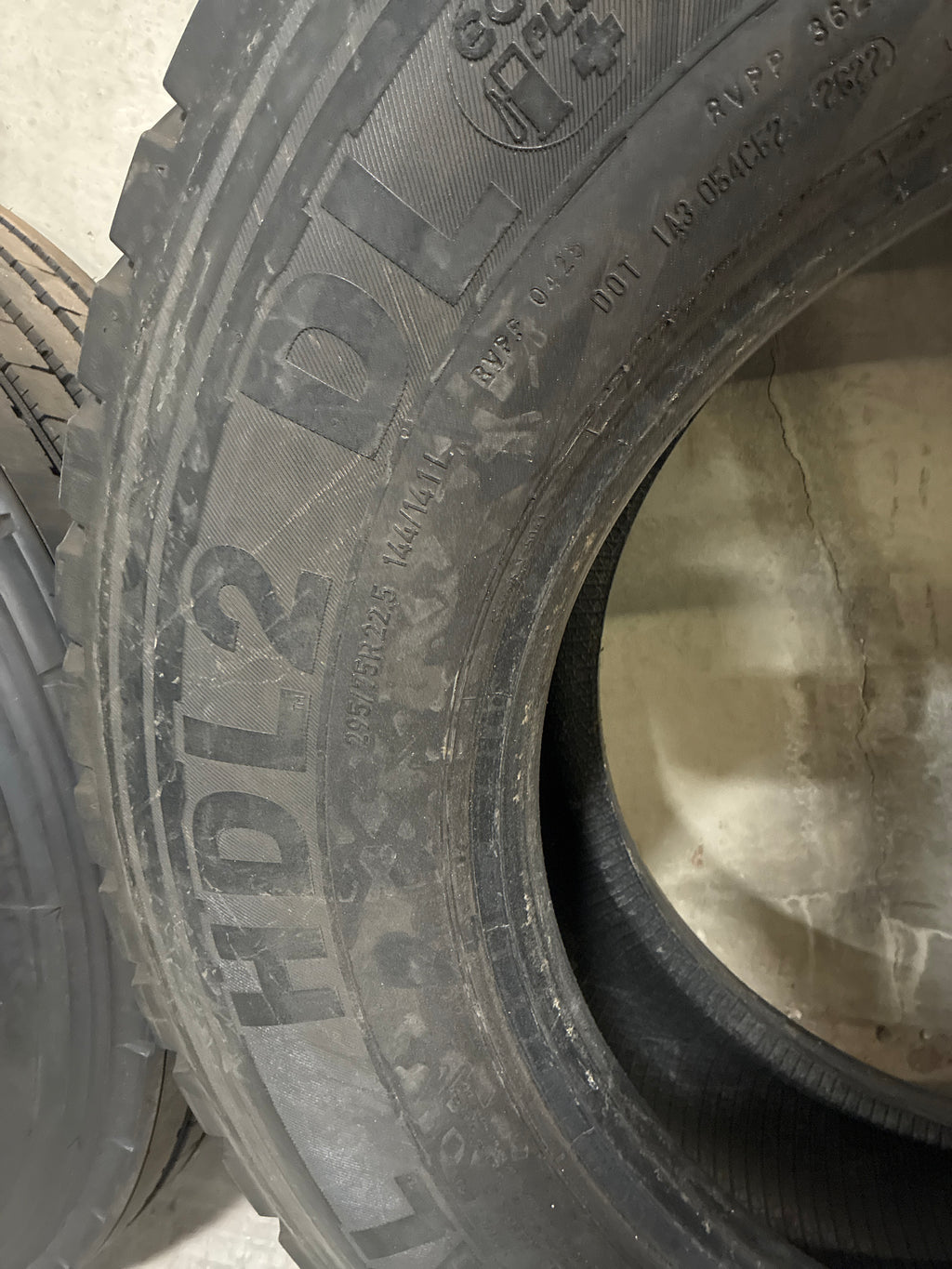 295/75r22.5 Closed Shoulder Drive Continental HDL2