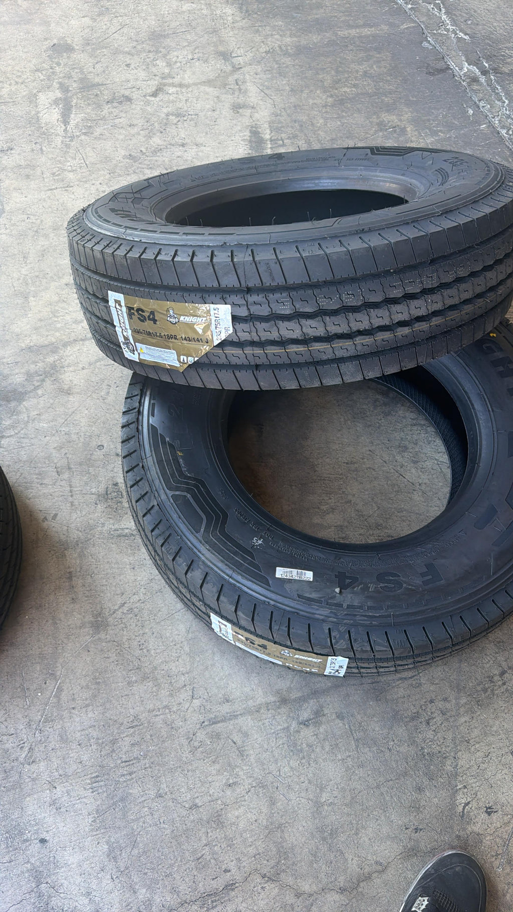 FS4 235/75r17.5 18ply Knight All Position Straight Rib Tire