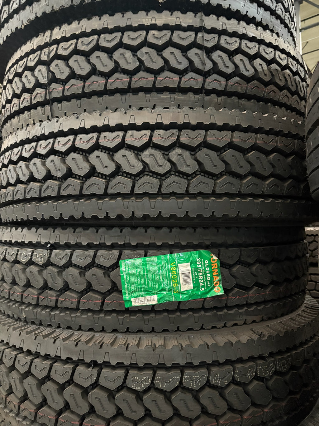 GL266D 285/75r24.5-16 Tornado Drive Tire Closed Shoulder