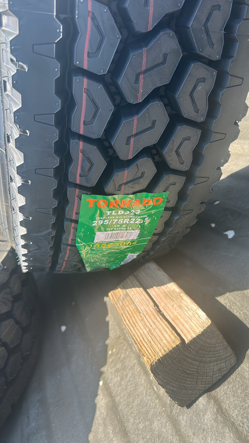 TRD307 295/75r22.5-16 Tornado TRD307 Closed Shoulder Drive Tire